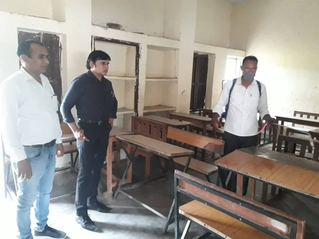 राजकीय मॉडल संस्कृति स्कूल मेला ग्रांउड की कक्षाओं में सैनिटाइज का छिड़काव करवाते हुए प्राचार्?
