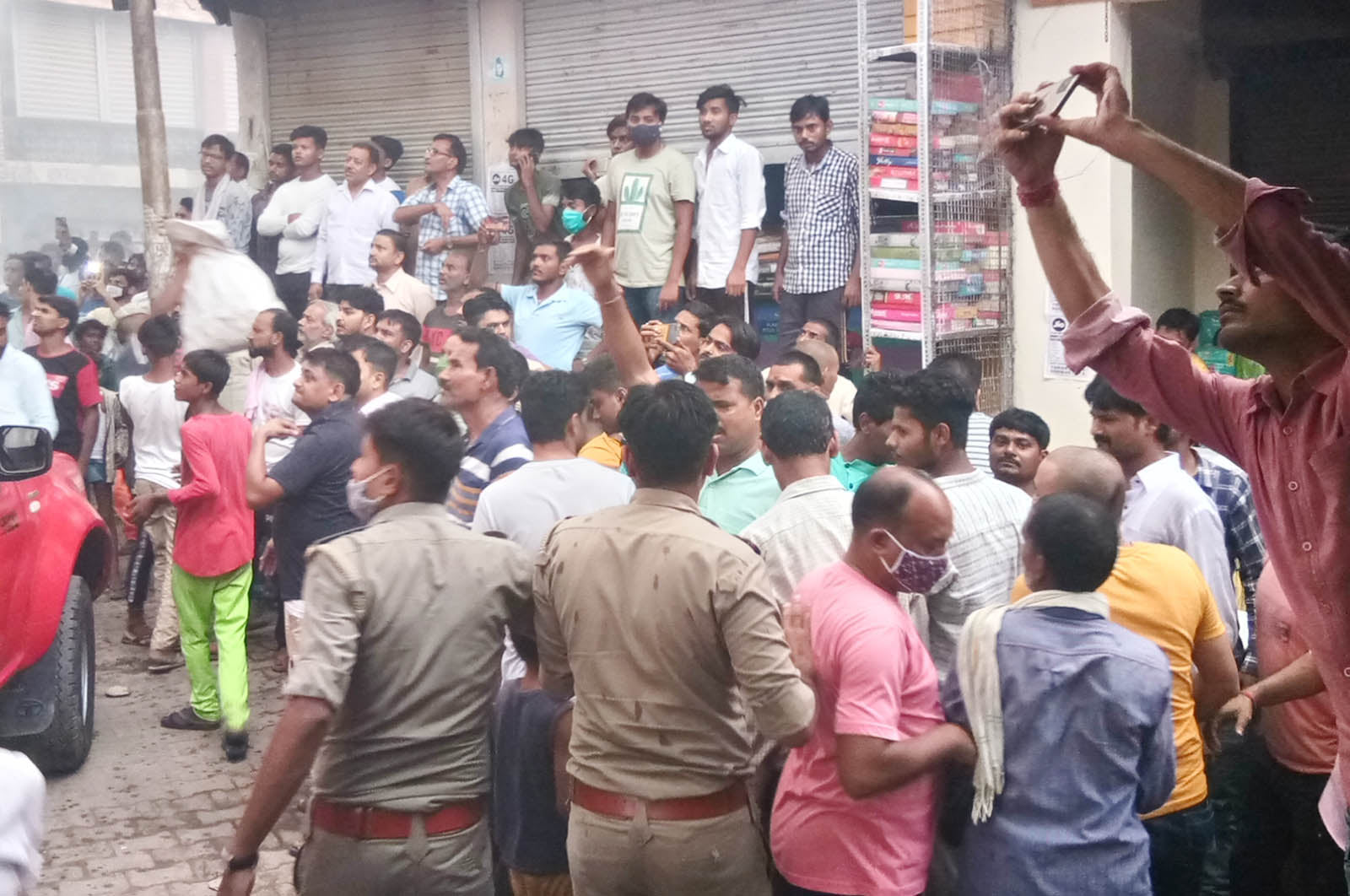नगर के सूफीगंज चौराहे में घटना स्थल पर लगी लोगों की भीड़। नगर के सूफीगंज चौराहे में घटना स्थल पर लगी लोगों की भीड़।