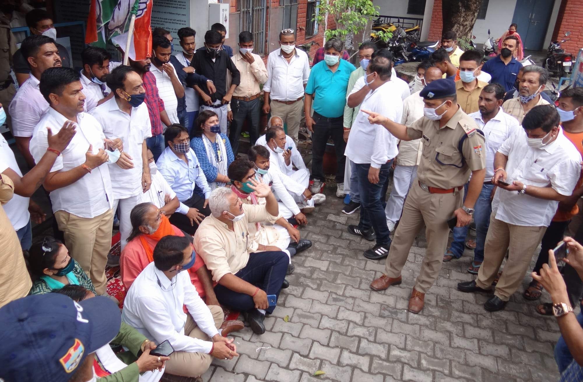 कोतवाली परिसर में पुलिस से नोक झोक करते कांग्रेसी। कोतवाली परिसर में पुलिस से नोक झोक करते कांग्रेसी।