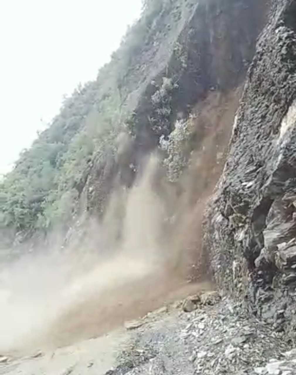 टनकपुर-पिथौरागढ़ राष्ट्रीय राजमार्ग पर चल्थी के पास गिरता मलबा। फोटो: विज्ञप्ति