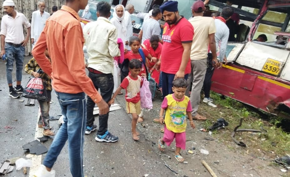 हल्दौर के गांव नवादा तुल्ला में रोडबेज बस व ट्रक की जबरदस्त भिड़ंत के बाद बस से उतरते रोते बिलखते ? हल्दौर के गांव नवादा तुल्ला में रोडबेज बस व ट्रक की जबरदस्त भिड़ंत के बाद बस से उतरते रोते बिलखते ?