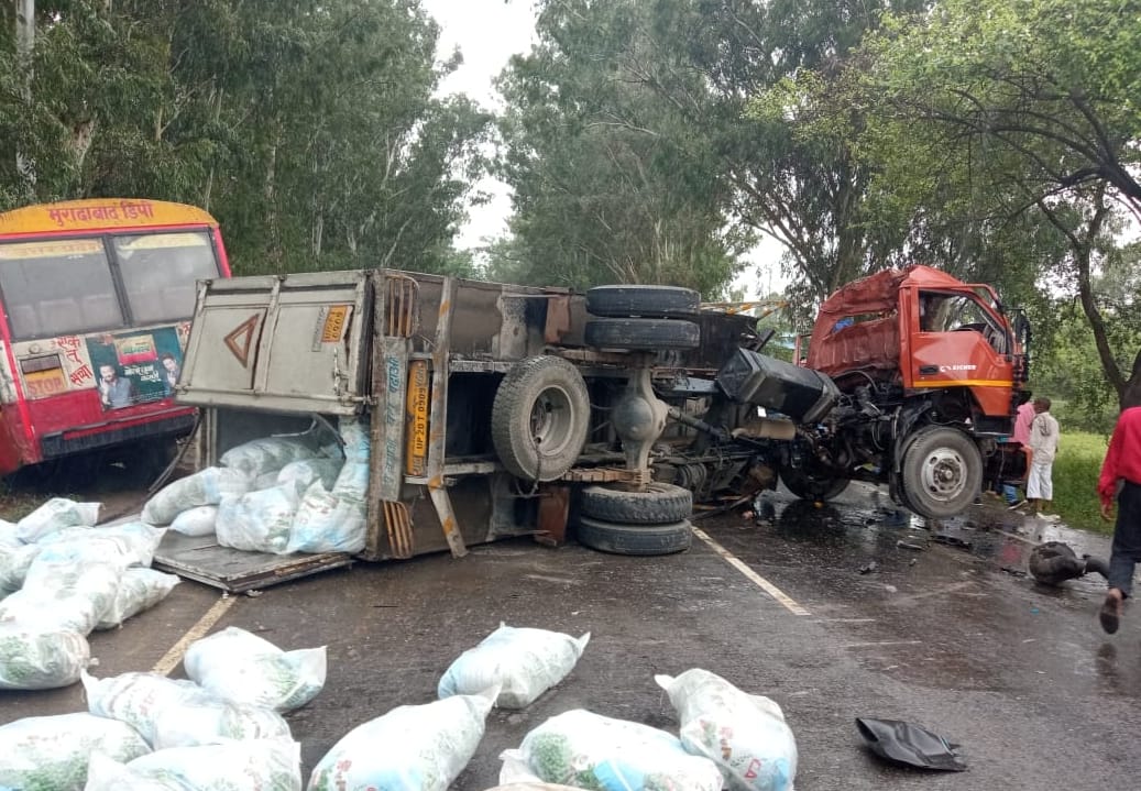 हल्दौर के गांव नवादा तुल्ला में रोडबेज बस व ट्रक की जबरदस्त भिड़ंत के बाद पलटा ट्रक। हल्दौर के गांव नवादा तुल्ला में रोडबेज बस व ट्रक की जबरदस्त भिड़ंत के बाद पलटा ट्रक।