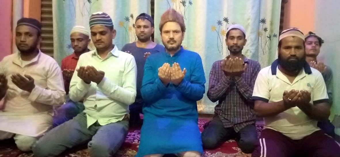 भुजपुरा स्थित महानगर कार्यालय पर नमाज पढ़ते नमाजी। भुजपुरा स्थित महानगर कार्यालय पर नमाज पढ़ते नमाजी।