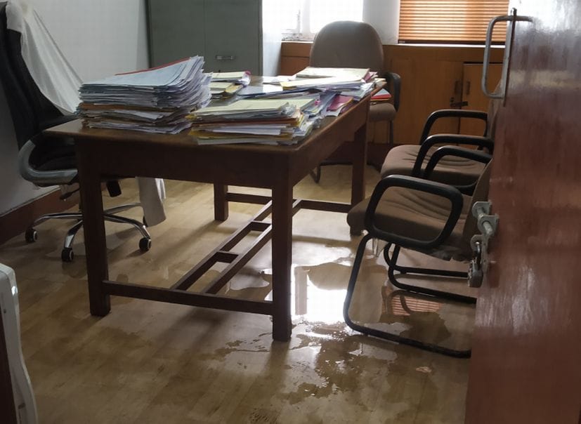 रुद्रपुर विकास भवन में ग्रामीण निर्माण विभाग कार्यालय में टपककर गिरा पानी। रुद्रपुर विकास भवन में ग्रामीण निर्माण विभाग कार्यालय में टपककर गिरा पानी।