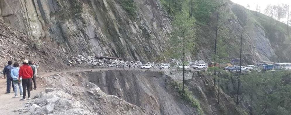 टनकपुर-पिथौरागढ़ राष्ट्रीय राजमार्ग पर धौन के पा गिर रहा मलबा और फंसे वाहन।