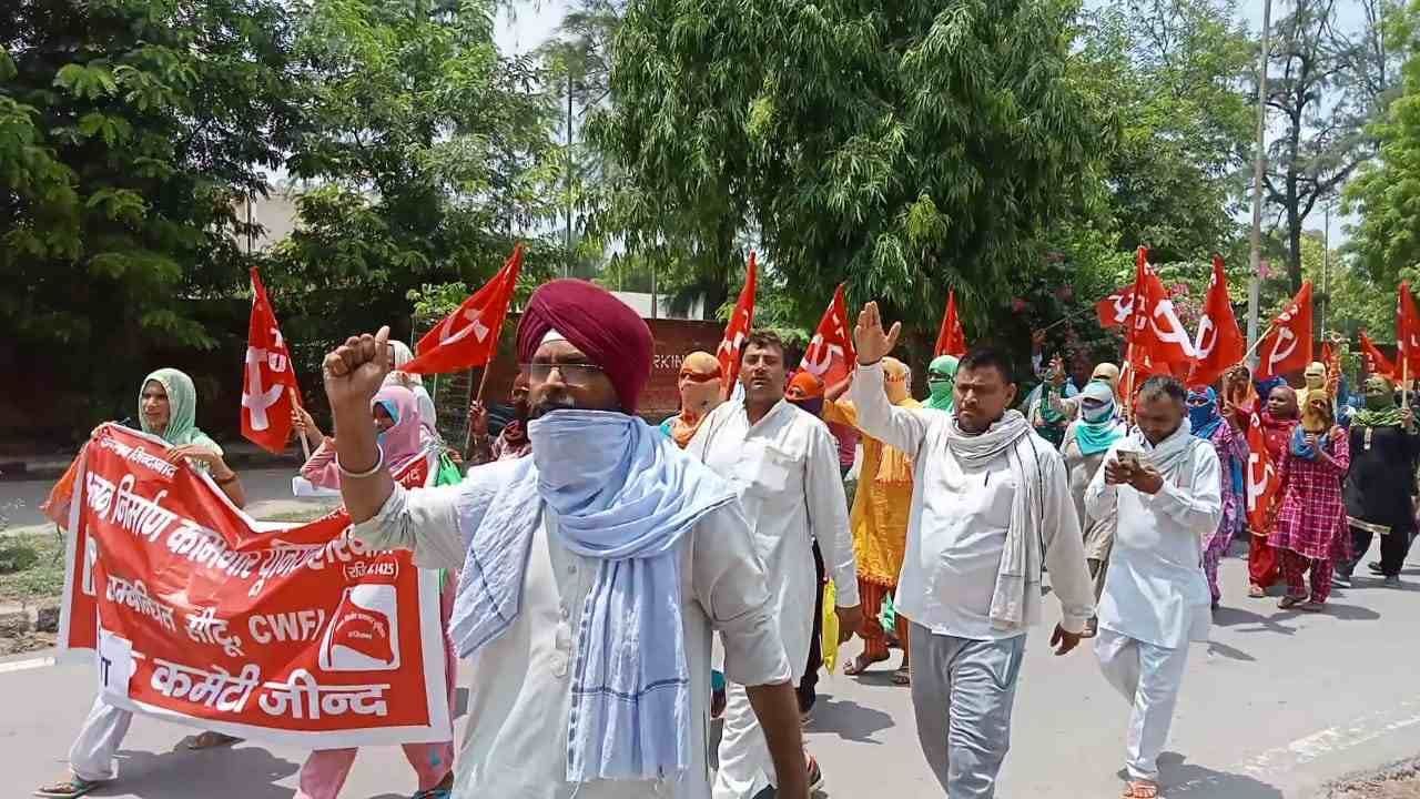 मांगों के लिए लघु सचिवालय परिसर में प्रदर्शन करते भवन निर्माण कामगार यूनियन के सदस्य। संवाद मांगों के लिए लघु सचिवालय परिसर में प्रदर्शन करते भवन निर्माण कामगार यूनियन के सदस्य। संवाद