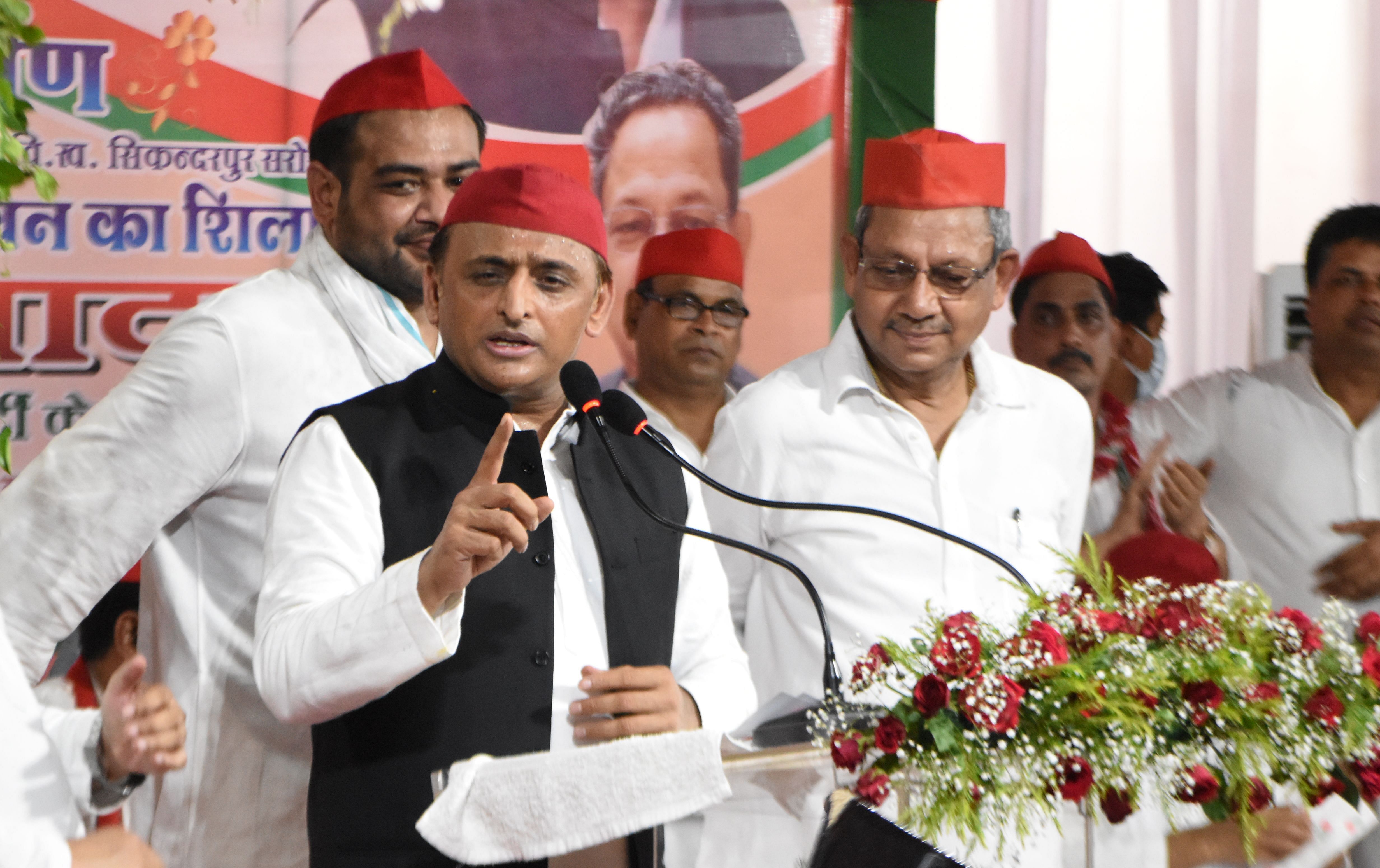उन्नाव के सिकंदरपुर सरोसी स्थित मनोहर लाल इंटर कालेज में कार्यकर्ताओ को संबोधित करते पूर्व मुख् उन्नाव के सिकंदरपुर सरोसी स्थित मनोहर लाल इंटर कालेज में कार्यकर्ताओ को संबोधित करते पूर्व मुख्