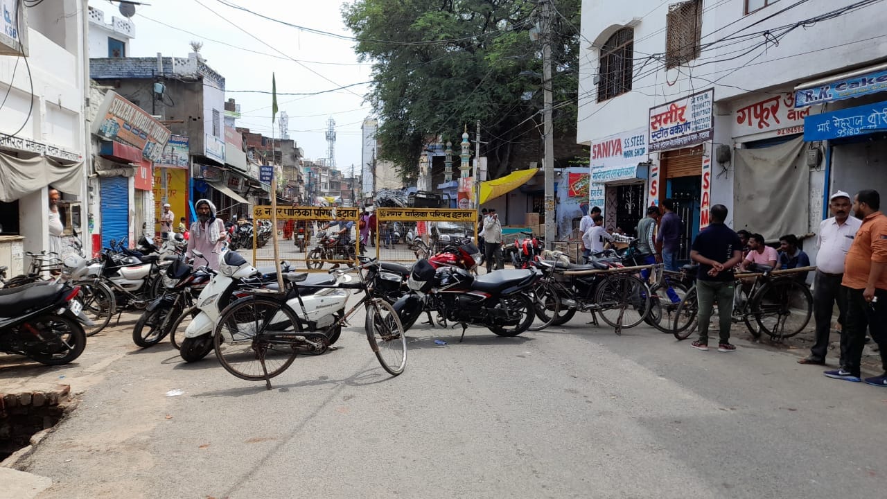 फोटो संख्या 22- बेरीकेड लगाकर पुल पर जाने का रास्ता रोका गया फोटो संख्या 22- बेरीकेड लगाकर पुल पर जाने का रास्ता रोका गया