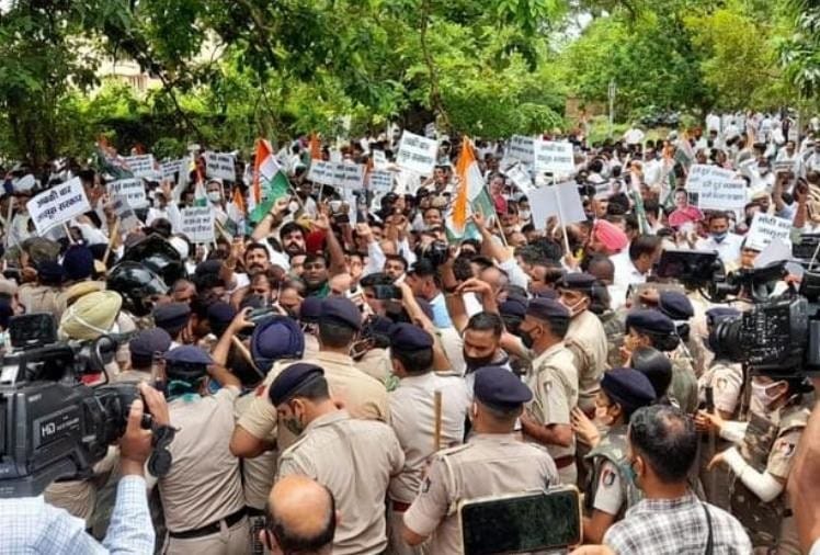 जासूसी के खिलाफ कांग्रेस का प्रदर्शन, हुड्डा नहीं, समर्थक विधायक पहुंचे