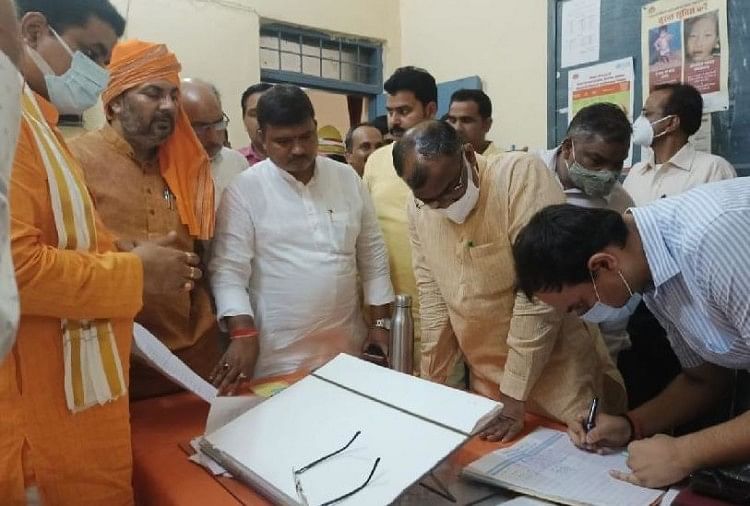 यूपी: मंत्री की बैठक में खुली 18 घंटे बिजली देने के दावे की पोल, जनरेटर ने भी नहीं दिया साथ तो टार्च आई काम