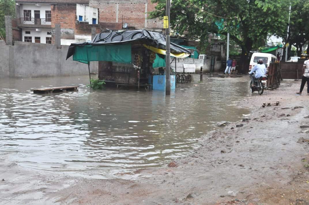 ारिश के पानी में कैद होकर रह गया खोखा ारिश के पानी में कैद होकर रह गया खोखा