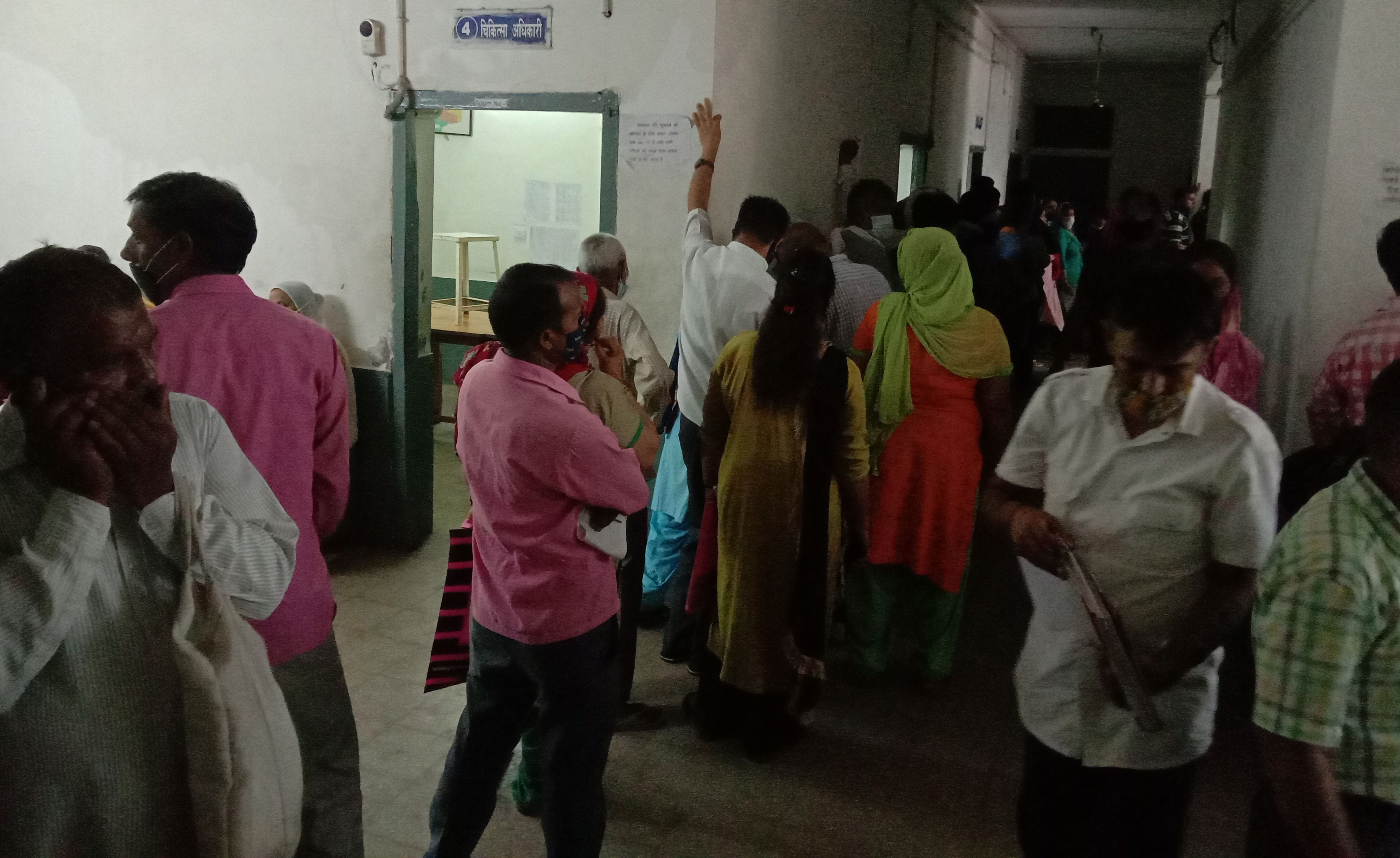 ईएसआई डिस्पेंसरी में बिना सोशल डिस्टेंस के खड़े लोग। ईएसआई डिस्पेंसरी में बिना सोशल डिस्टेंस के खड़े लोग।