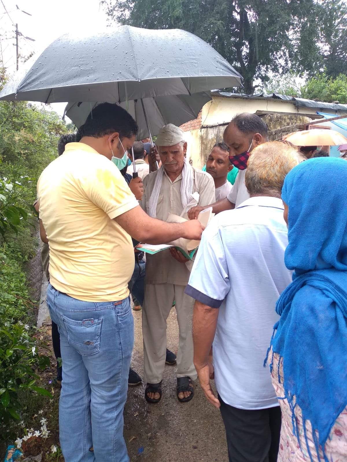 रेलवे के अधिकारियों को निर्माण से संबंधित जानकारी देते ग्रामीण। रेलवे के अधिकारियों को निर्माण से संबंधित जानकारी देते ग्रामीण।