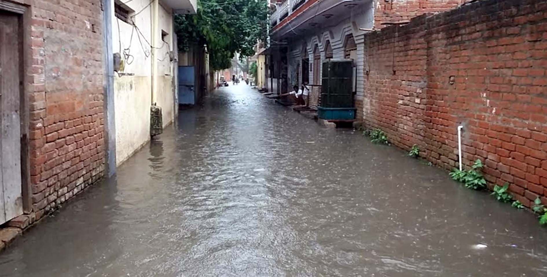 कासगंज के लवकुशनगर में भरा बारिश का पानी कासगंज के लवकुशनगर में भरा बारिश का पानी