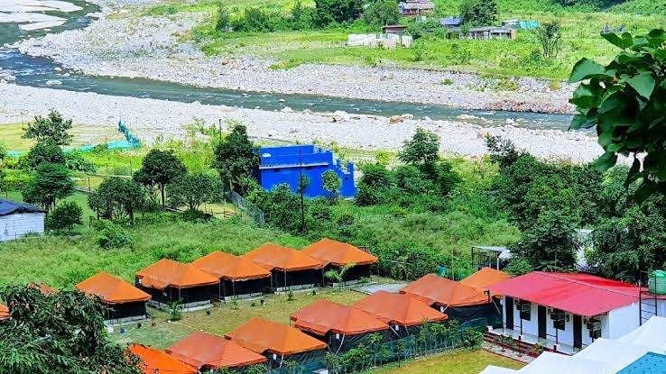 गंगा की सहायक नदी हेंवल नदी के तट पर इस तरहा सजे कैंप। गंगा की सहायक नदी हेंवल नदी के तट पर इस तरहा सजे कैंप।