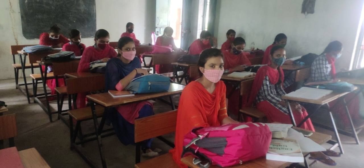 स्कूल में पढ़ती हुई छात्राएं।