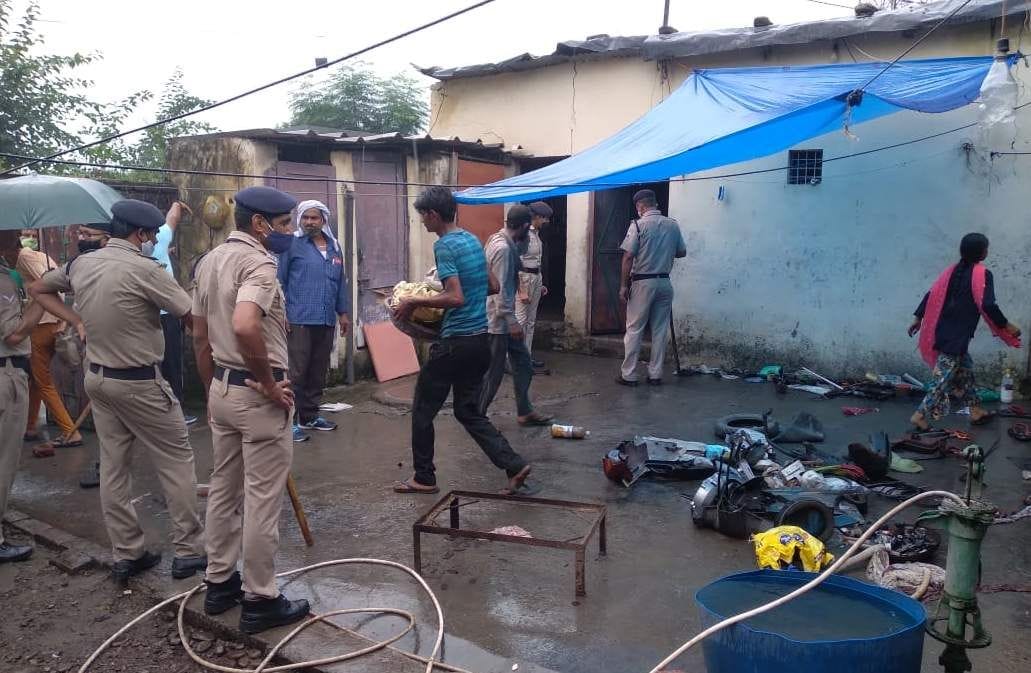 रायवाला में रेलवे पटरी किनारे से अतिक्रमण हटाने केज दौरान सामान समेटते लोग। रायवाला में रेलवे पटरी किनारे से अतिक्रमण हटाने केज दौरान सामान समेटते लोग।