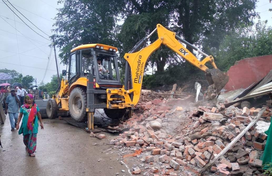 प्रतीतनगर रायवाला में रेलवे लाइन के किनारे बने मकानों को तोड़ती जेसीबी मशीन। प्रतीतनगर रायवाला में रेलवे लाइन के किनारे बने मकानों को तोड़ती जेसीबी मशीन।