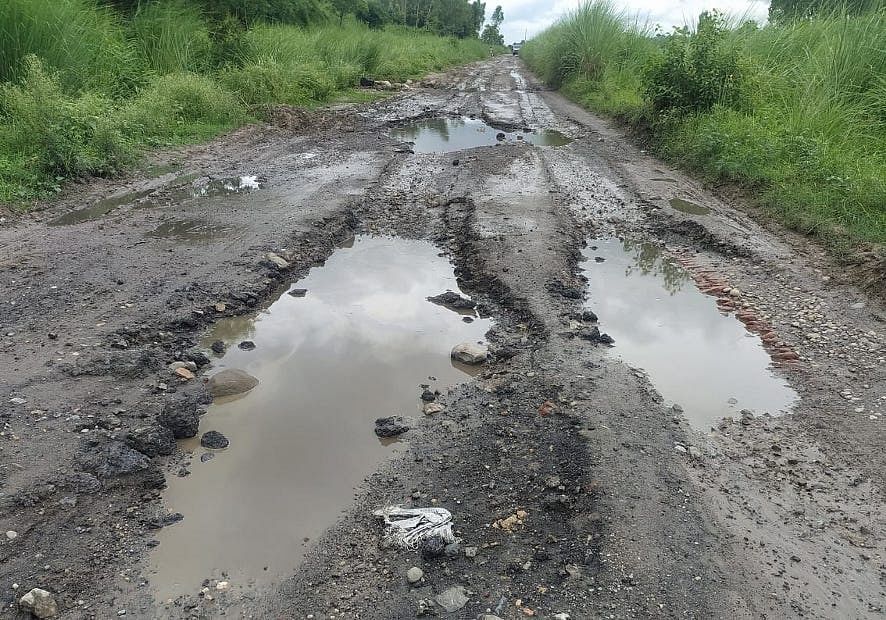 भागूवाला क्षेत्र में क्षतिग्रस्त भागूवाला-चंदक हेड मार्ग।