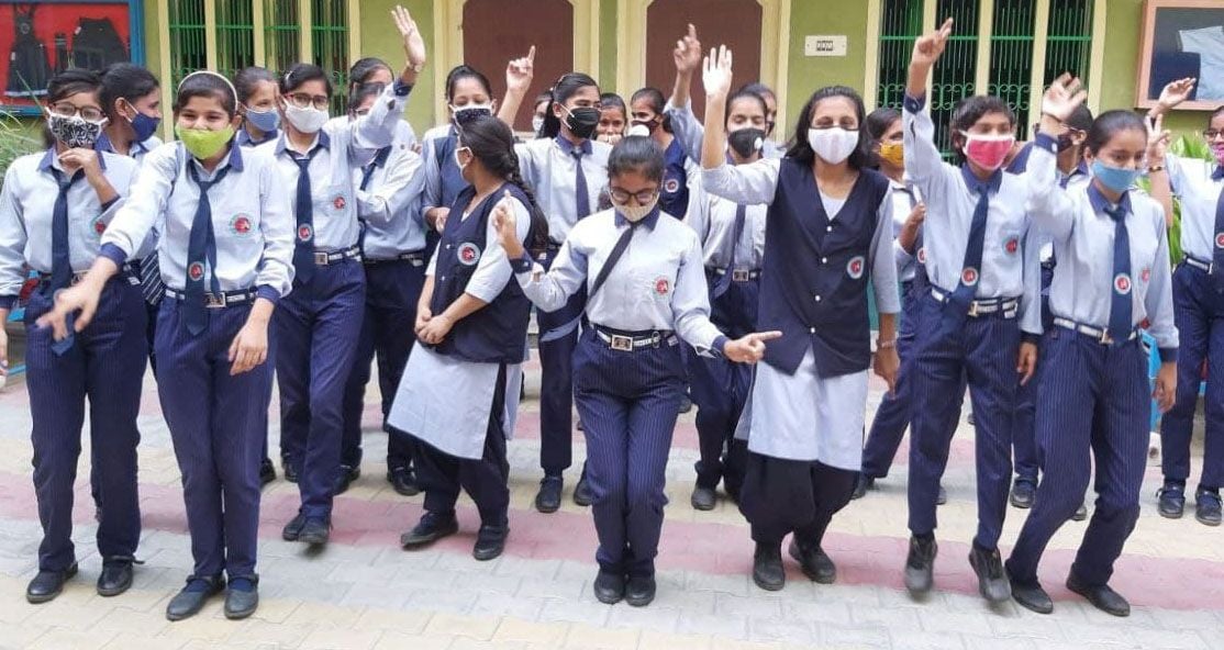 जुलाना स्थित रोहिल्ला स्कूल में तीन महीने के बाद पहुंचने विद्यार्थी सोशल डिस्टेंसिंग भूलकर खुश जुलाना स्थित रोहिल्ला स्कूल में तीन महीने के बाद पहुंचने विद्यार्थी सोशल डिस्टेंसिंग भूलकर खुश