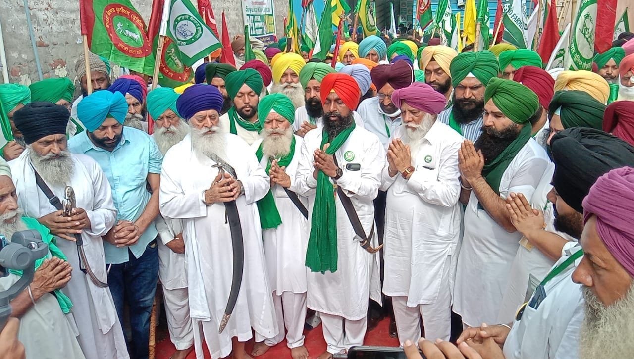दिल्ली कूच करने से पहले कुंडली बॉर्डर पर खड़े पंजाब के किसान नेता। दिल्ली कूच करने से पहले कुंडली बॉर्डर पर खड़े पंजाब के किसान नेता।