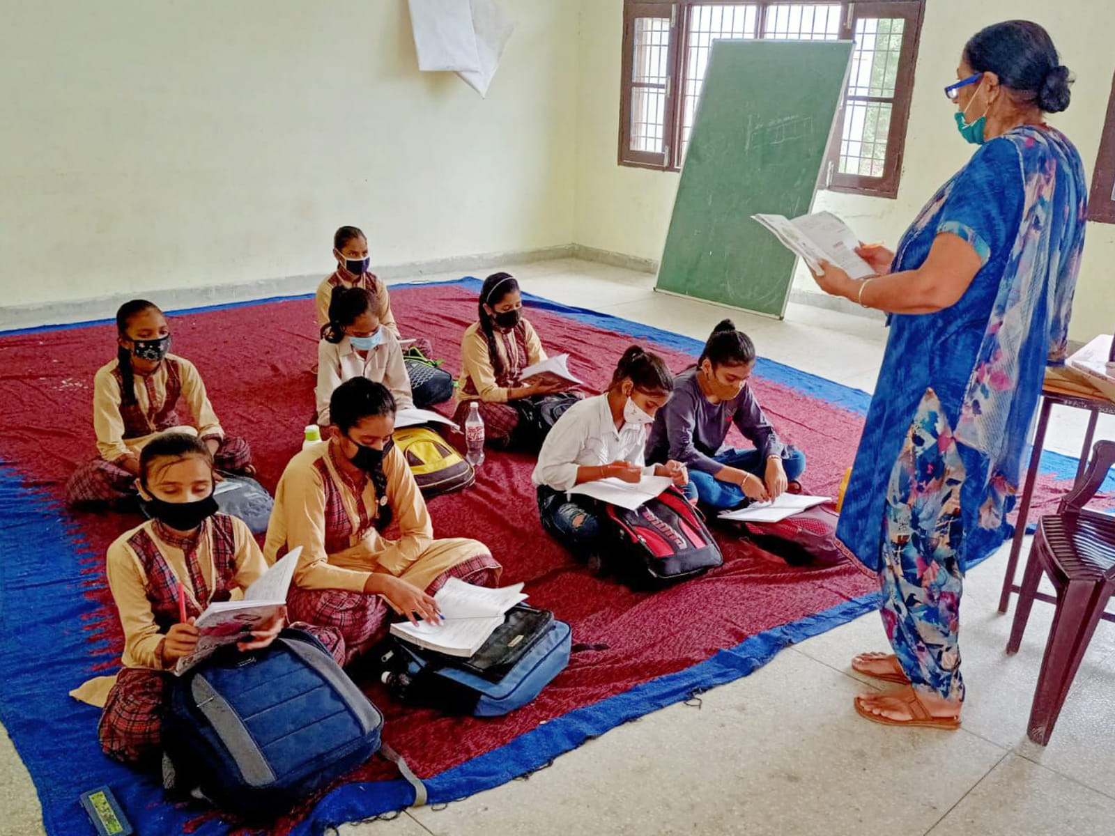23-कैथल। राजकीय कन्या स्कूल जाखौली अड्डा में कई महिनो बाद स्कूल पहुंची छात्राएं शिक्षा ग्रहण करते 23-कैथल। राजकीय कन्या स्कूल जाखौली अड्डा में कई महिनो बाद स्कूल पहुंची छात्राएं शिक्षा ग्रहण करते