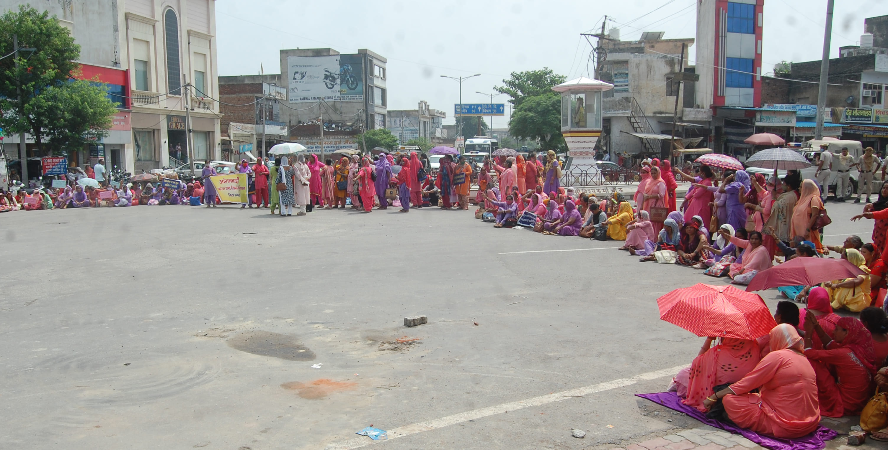 26-कैथल। अपनी मांगो को लेकर विश्वकर्मा चौक कैथल में जाम लगा कर बैठी हुई आंगनबाड़ी वर्कर। 26-कैथल। अपनी मांगो को लेकर विश्वकर्मा चौक कैथल में जाम लगा कर बैठी हुई आंगनबाड़ी वर्कर।