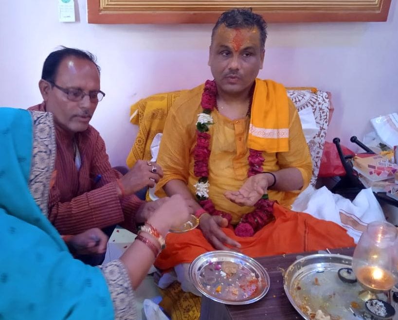 फोटो- 7- गुरुपूर्णिमा पर परिक्रमा मार्ग के भागवत पीठ में भगवताचार्य नवलेश दीक्षित से आशीर्वाद लेत फोटो- 7- गुरुपूर्णिमा पर परिक्रमा मार्ग के भागवत पीठ में भगवताचार्य नवलेश दीक्षित से आशीर्वाद लेत