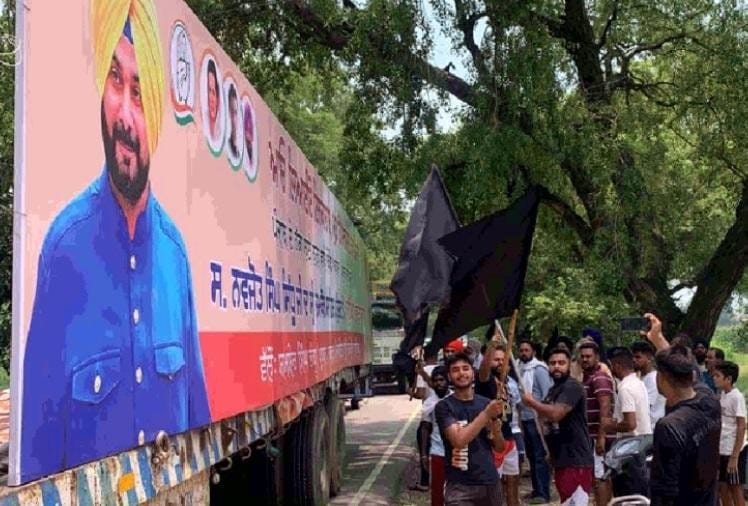 त सिद्धू को किसानों ने दिखाए काले झंडे, सिद्धू बोले-किसानों के पास नंगे पांव जाऊंगा