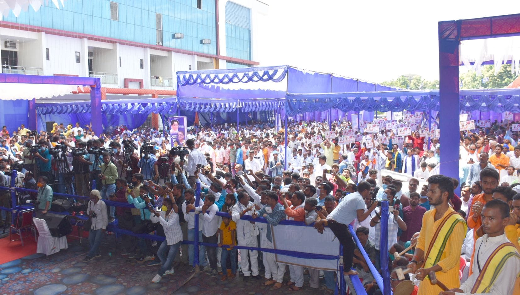 अयोध्या-देवकाली स्थित होटल में आयोजित प्रबुद्घ वर्ग विचार गोष्ठी में मौजूद कार्यकर्ता व अन्य। अयोध्या-देवकाली स्थित होटल में आयोजित प्रबुद्घ वर्ग विचार गोष्ठी में मौजूद कार्यकर्ता व अन्य।