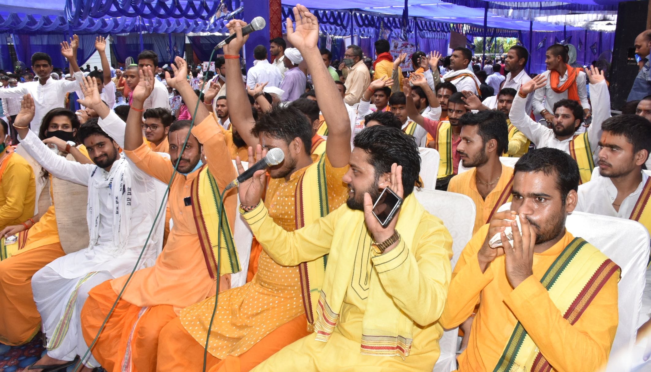 अयोध्या-देवकाली स्थित होटल में आयोजित प्रबुद्घ वर्ग विचार गोष्ठी में कार्यक्रम के पूर्व शंघनाद अयोध्या-देवकाली स्थित होटल में आयोजित प्रबुद्घ वर्ग विचार गोष्ठी में कार्यक्रम के पूर्व शंघनाद