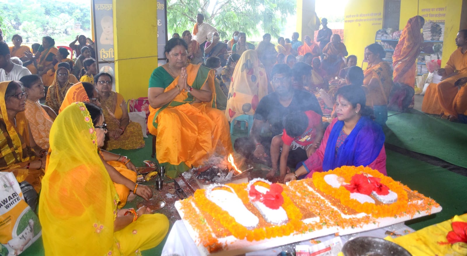 गुरु पूर्णिमा के अवसर पर कोल घाट स्थित मां गायत्री के मंदिर पर हवन पूजन करते श्रद्घालु।