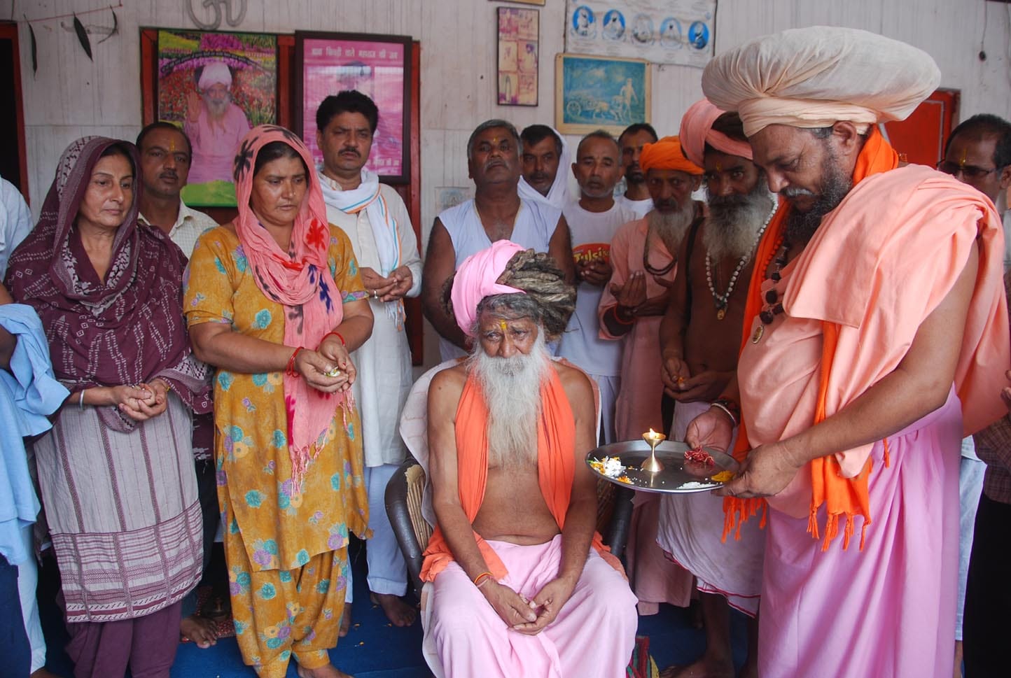 शुकतीर्थ के माँ पूर्णागिरी आश्रम में गुरू हनुमान की पूजा अर्चना करते महामण्डलेश्वर स्वामी गोपा? शुकतीर्थ के माँ पूर्णागिरी आश्रम में गुरू हनुमान की पूजा अर्चना करते महामण्डलेश्वर स्वामी गोपा?