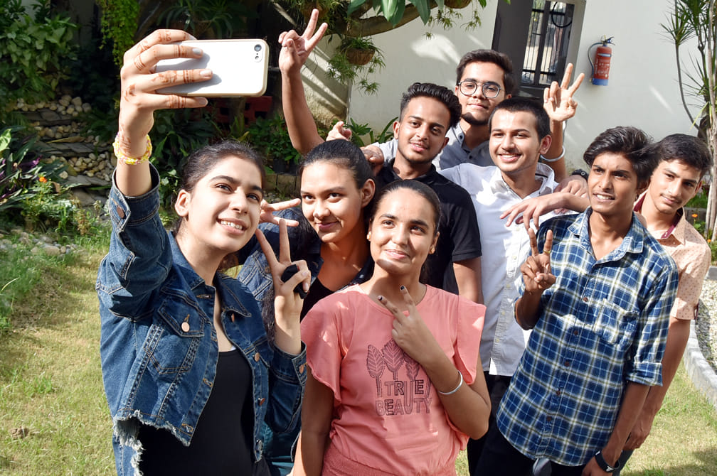 आईसीएसई के रिजल्ट आने पर इन्फैंट जीसस स्कूल में खुशी मनाते छात्र छात्राएं आईसीएसई के रिजल्ट आने पर इन्फैंट जीसस स्कूल में खुशी मनाते छात्र छात्राएं