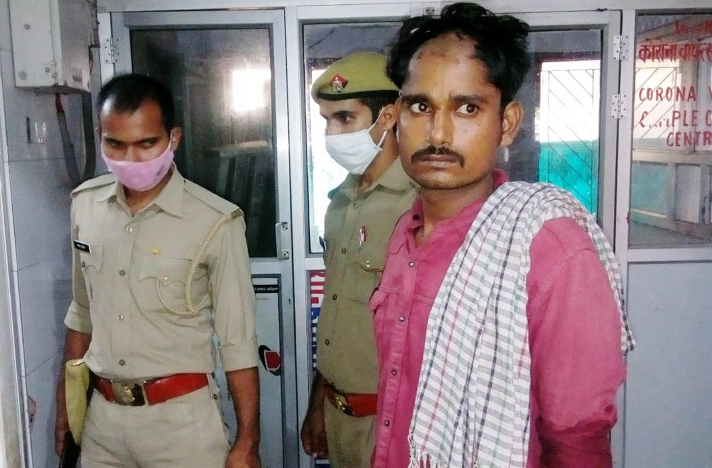 हत्यारोपी प्रदीप को अस्पताल ले जाती पुलिस। संवाद हत्यारोपी प्रदीप को अस्पताल ले जाती पुलिस। संवाद