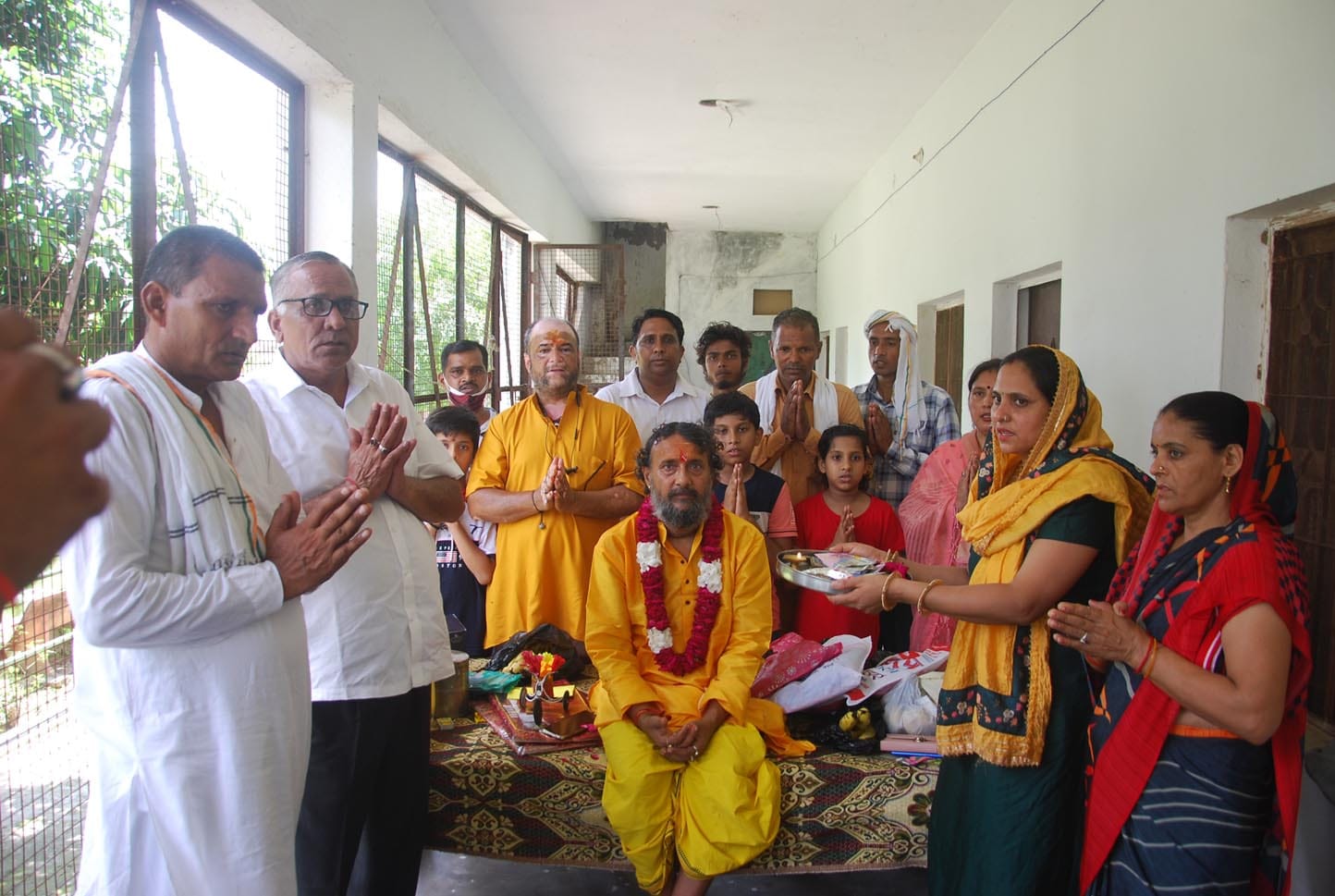 शुकतीर्थ के पीताम्बराधाम आश्रम में स्वामी अयोध्या महाराज की पूजा अर्चना करते श्रद्वालु। शुकतीर्थ के पीताम्बराधाम आश्रम में स्वामी अयोध्या महाराज की पूजा अर्चना करते श्रद्वालु।