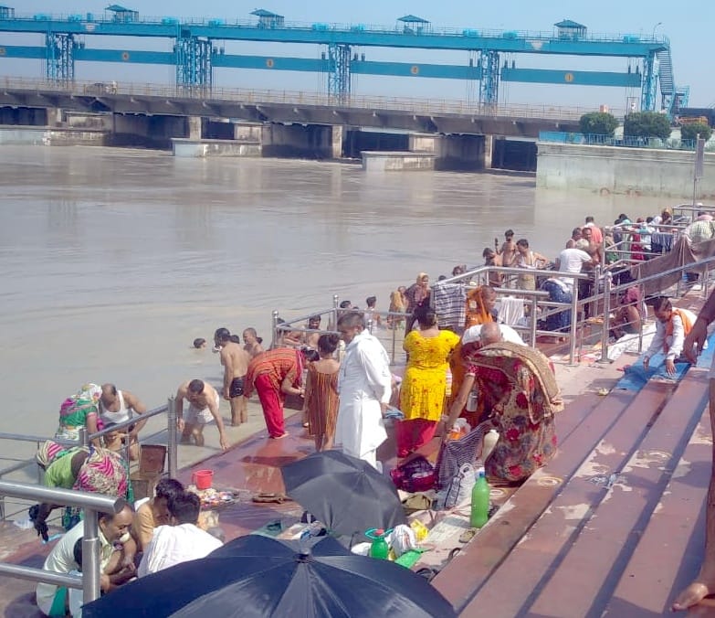 बिजनौर में गुरू पूर्णिमा पर गंगा बैराज पर स्नान करते श्रृदालु।