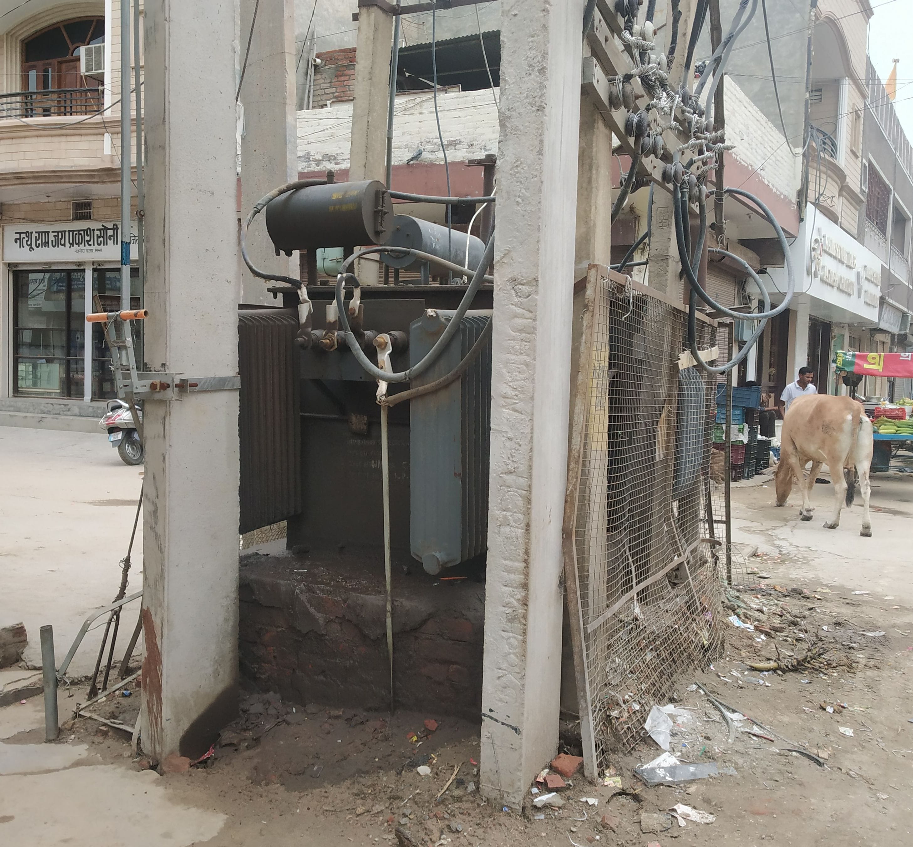 नोहरिया बाजार में बिजली निगम द्वारा जमीन रखे ट्रांसफार्मर की टूटी पड़ी ग्रिल नोहरिया बाजार में बिजली निगम द्वारा जमीन रखे ट्रांसफार्मर की टूटी पड़ी ग्रिल