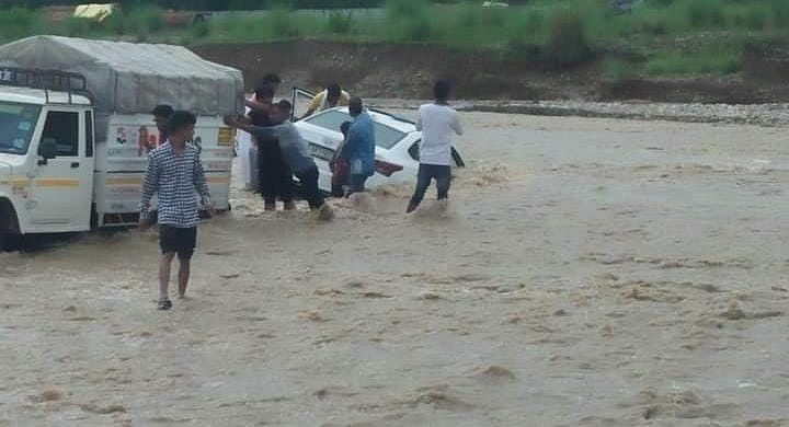 बेहट क्षेत्र में नदी में फंसे वाहन (फाइल फोटो)