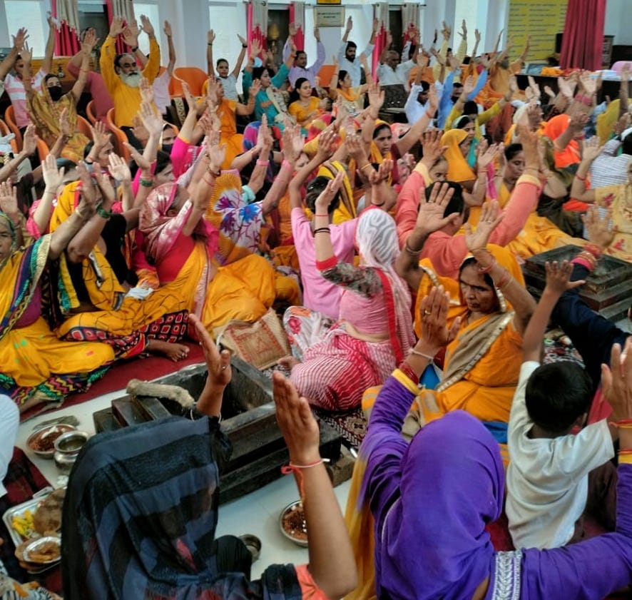 नजीबाबाद के गायत्री शक्तिपीठ में धूम्रपान न करने का संकल्प लेते साधक। नजीबाबाद के गायत्री शक्तिपीठ में धूम्रपान न करने का संकल्प लेते साधक।