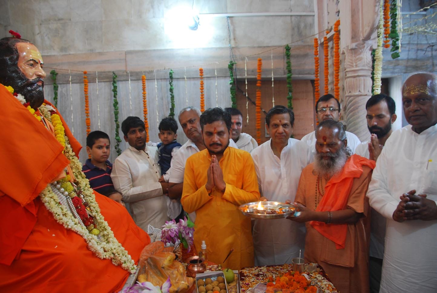 हनुमामधाम पीठाधिश्वर केशवांनद महाराज ब्रहमलीन रामधारी महाराज की गुरू पुजा करते हुए। हनुमामधाम पीठाधिश्वर केशवांनद महाराज ब्रहमलीन रामधारी महाराज की गुरू पुजा करते हुए।