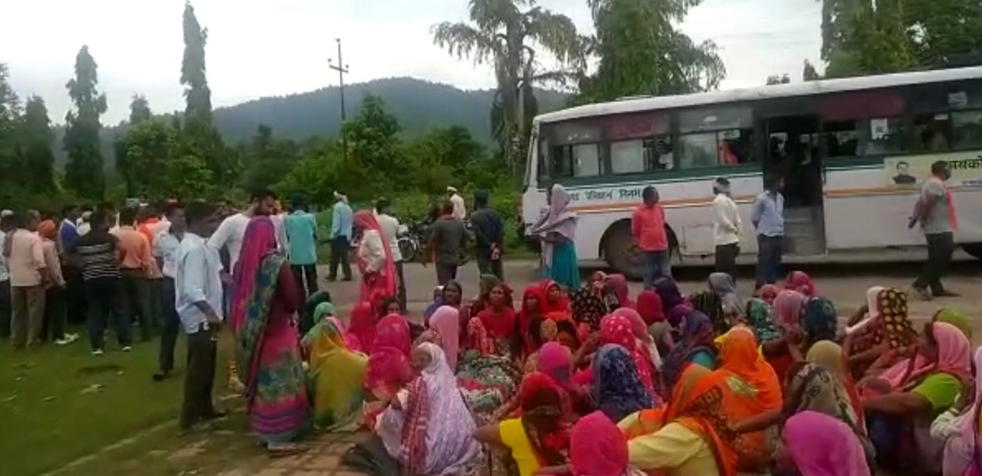थाना परिसर में मृतक का शव रखकर बिलखते परिजन। थाना परिसर में मृतक का शव रखकर बिलखते परिजन।