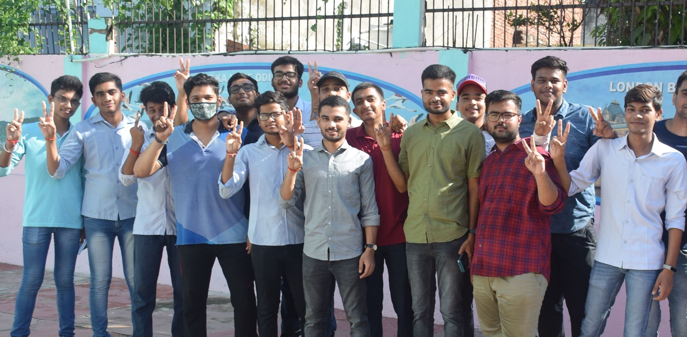 ्रभात एकेडमी में आईसीएसई बोर्ड इंटर का परणिाम देख उत्साहित छात्र। संवाद ्रभात एकेडमी में आईसीएसई बोर्ड इंटर का परणिाम देख उत्साहित छात्र। संवाद