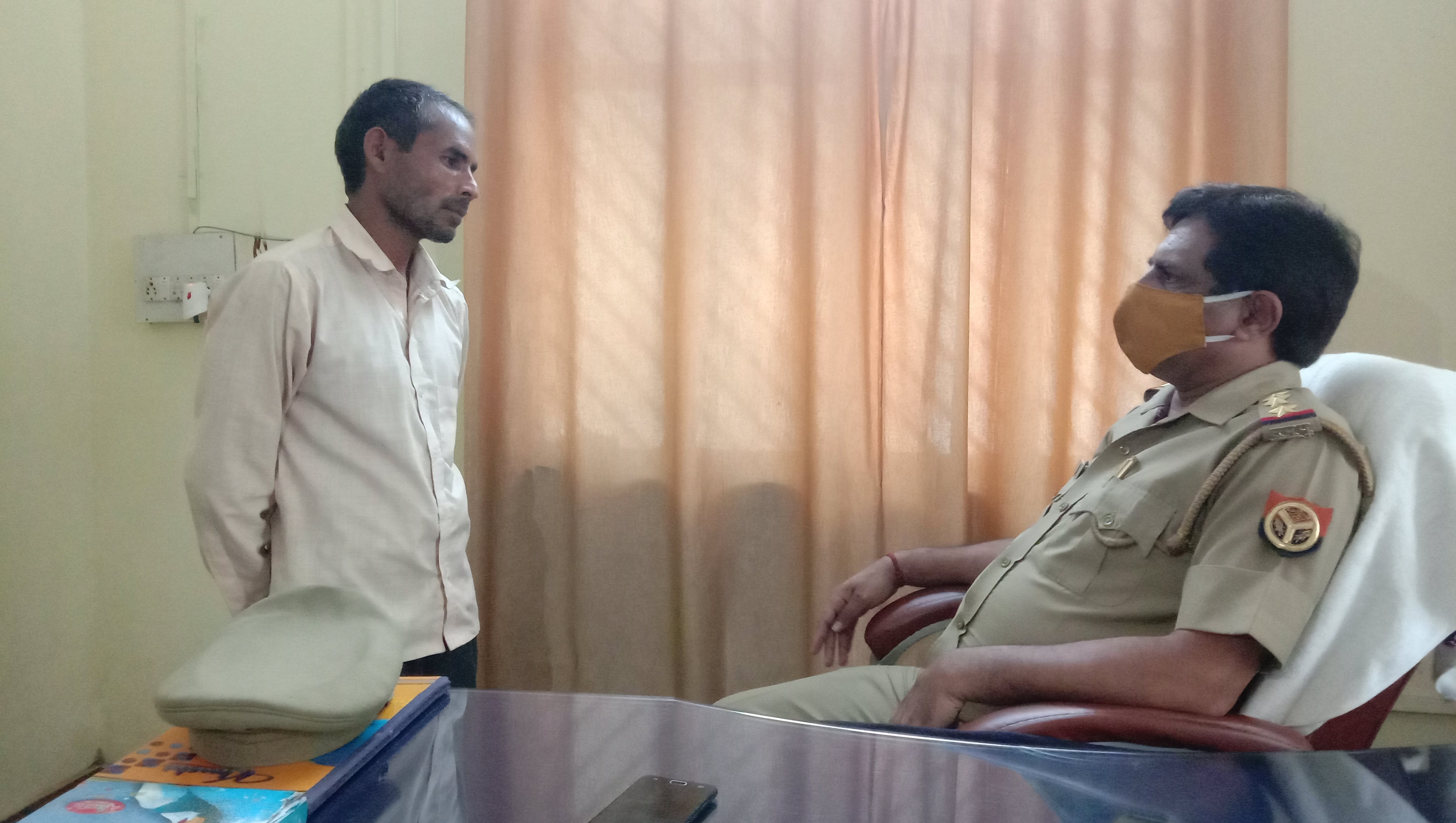 इंस्पेक्टर पंकज वर्मा को घटना की जानकारी देता हुआ आरोपी पीतम व सुबकते हुए पीतम इंस्पेक्टर पंकज वर्मा को घटना की जानकारी देता हुआ आरोपी पीतम व सुबकते हुए पीतम