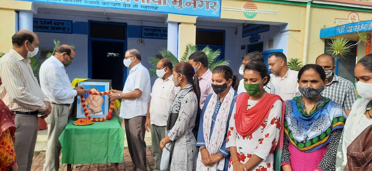 भोपा के जनता इंटर कॉलेज में चंद्रशेखर आजाद के चित्र  पर माल्यार्पण करते शिक्षक व कर्मचारी।