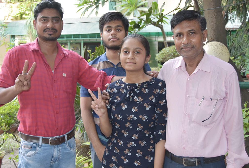 हाई स्कूल की जिला टॉपर आयुषी पिता जय कुमार के साथ। हाई स्कूल की जिला टॉपर आयुषी पिता जय कुमार के साथ।