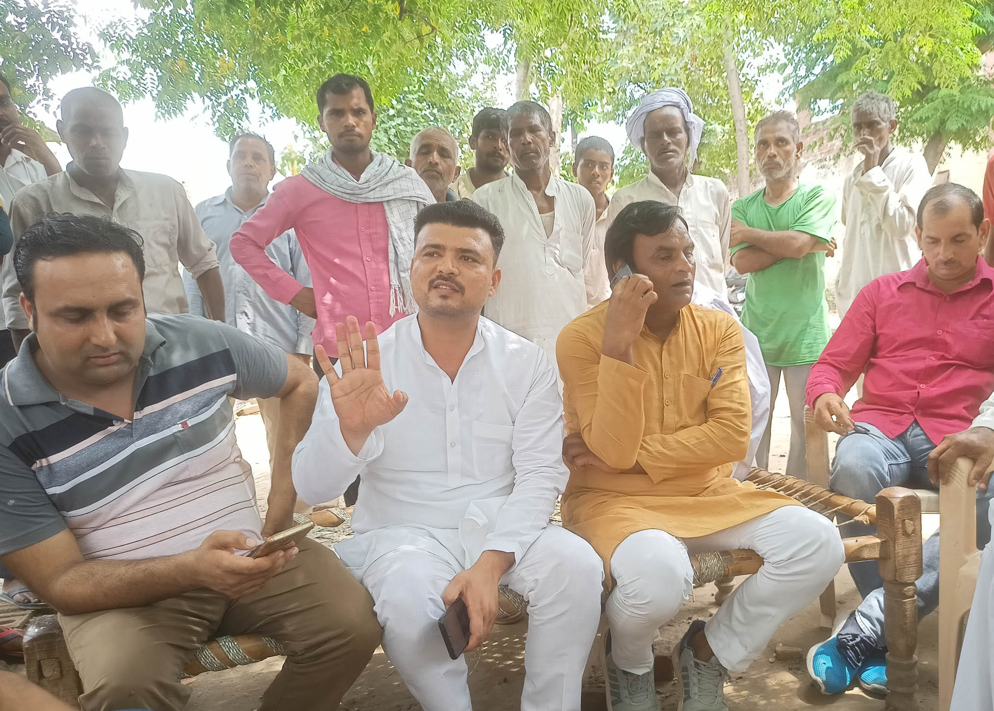 मुजफ्फरनगर : चरथावल के अलावलपुर में घटना के बाद कश्यप समाज के लोगों से बातचीत करते भाजपा नेता।