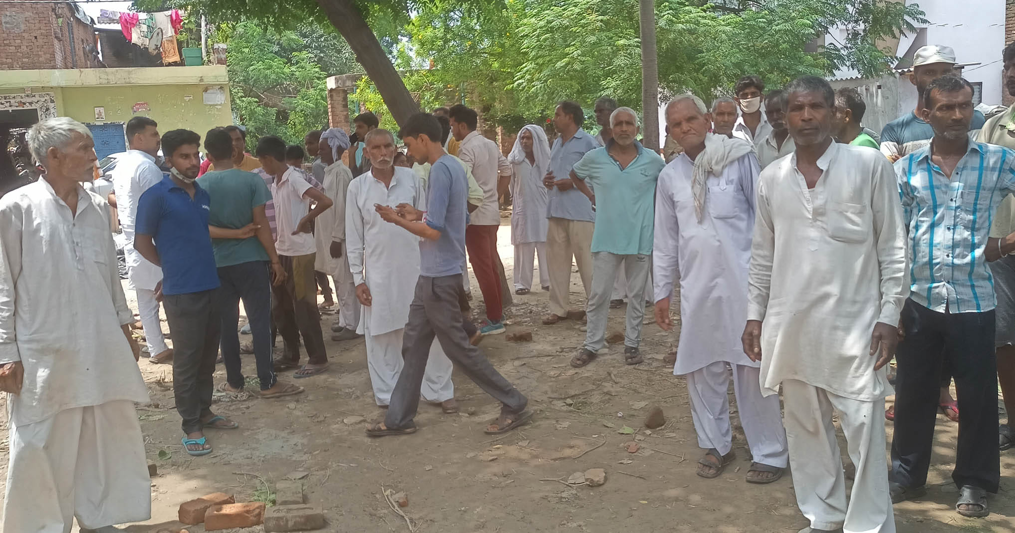 मुजफ्फरनगर : चरथावल के अलावलपुर में घटना के बाद मौजूद कश्यप समाज के लोग।