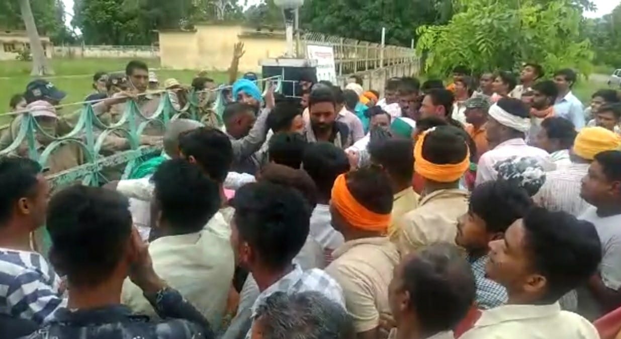 कालागढ़ थाने के बाहर प्रदर्शन करते ग्रामीण। कालागढ़ थाने के बाहर प्रदर्शन करते ग्रामीण।
