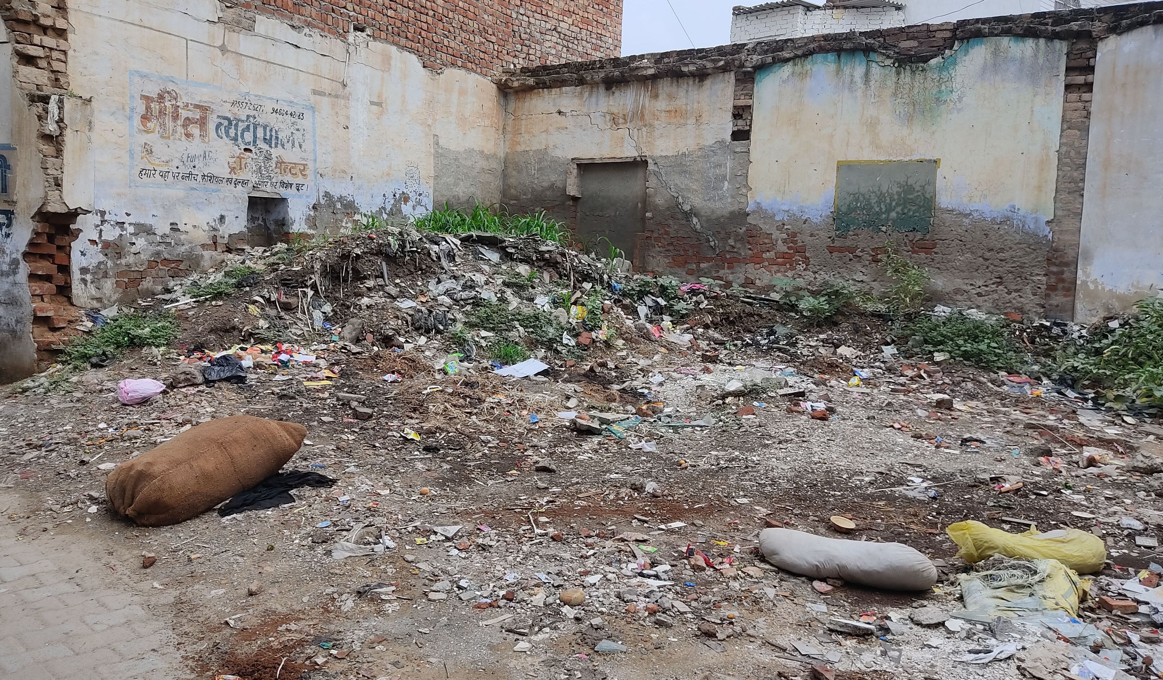 सुपर मार्केट के पीछे खाली प्लाट में डाला हुआ कचरा। सुपर मार्केट के पीछे खाली प्लाट में डाला हुआ कचरा।